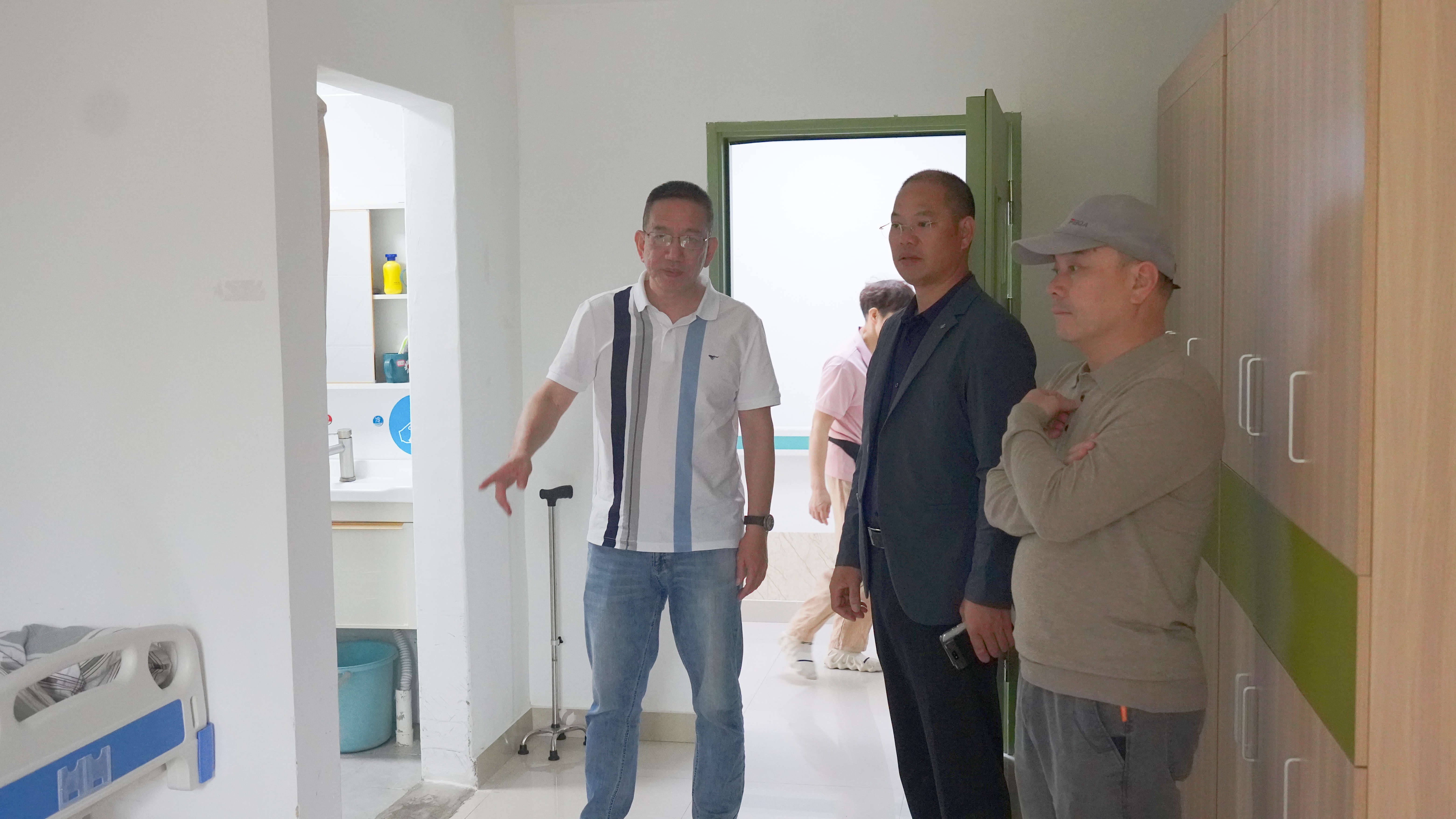 负责人介绍青溪健养园园区设施