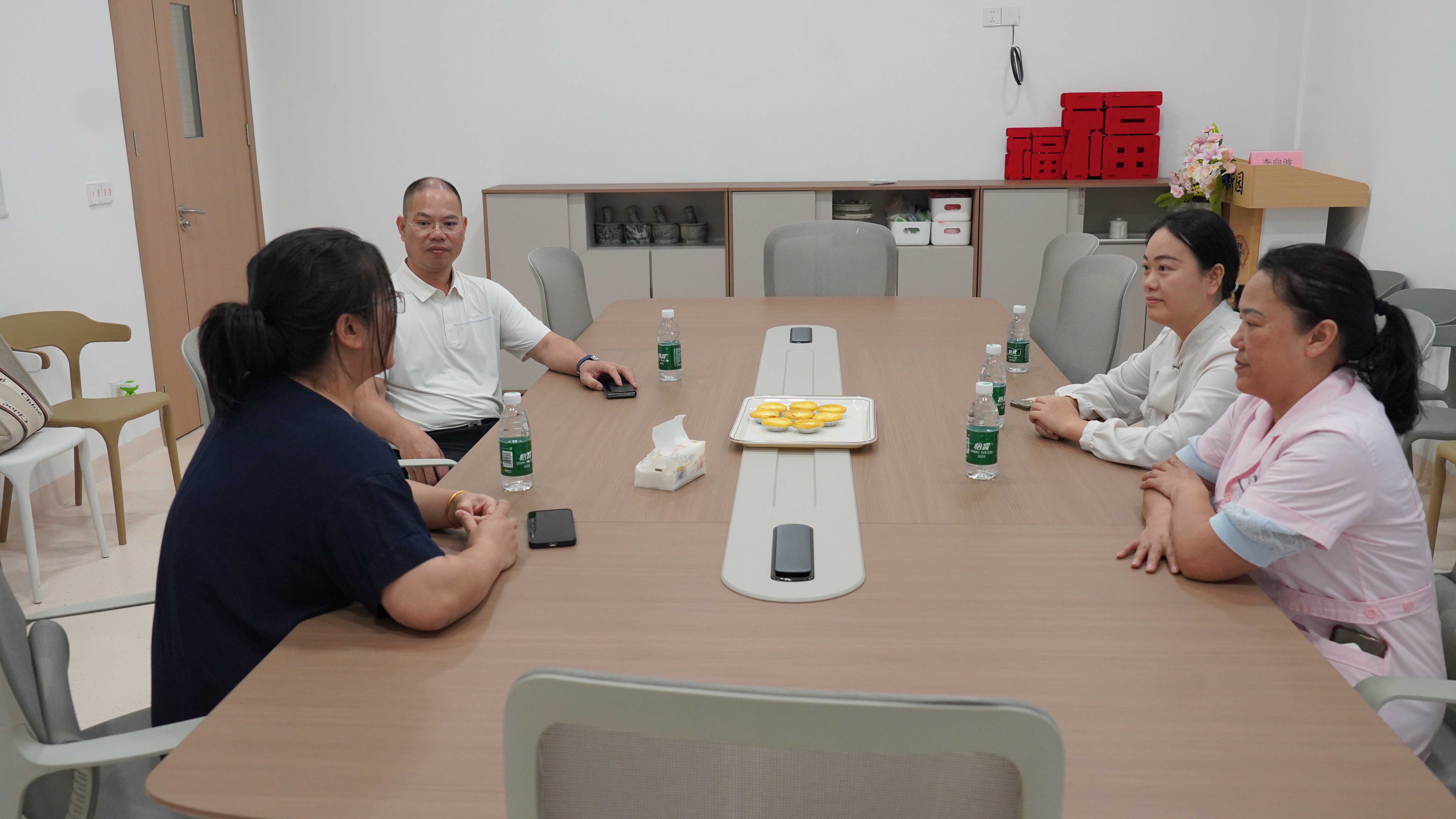 汪老师与福利中心负责人讨论养老问题