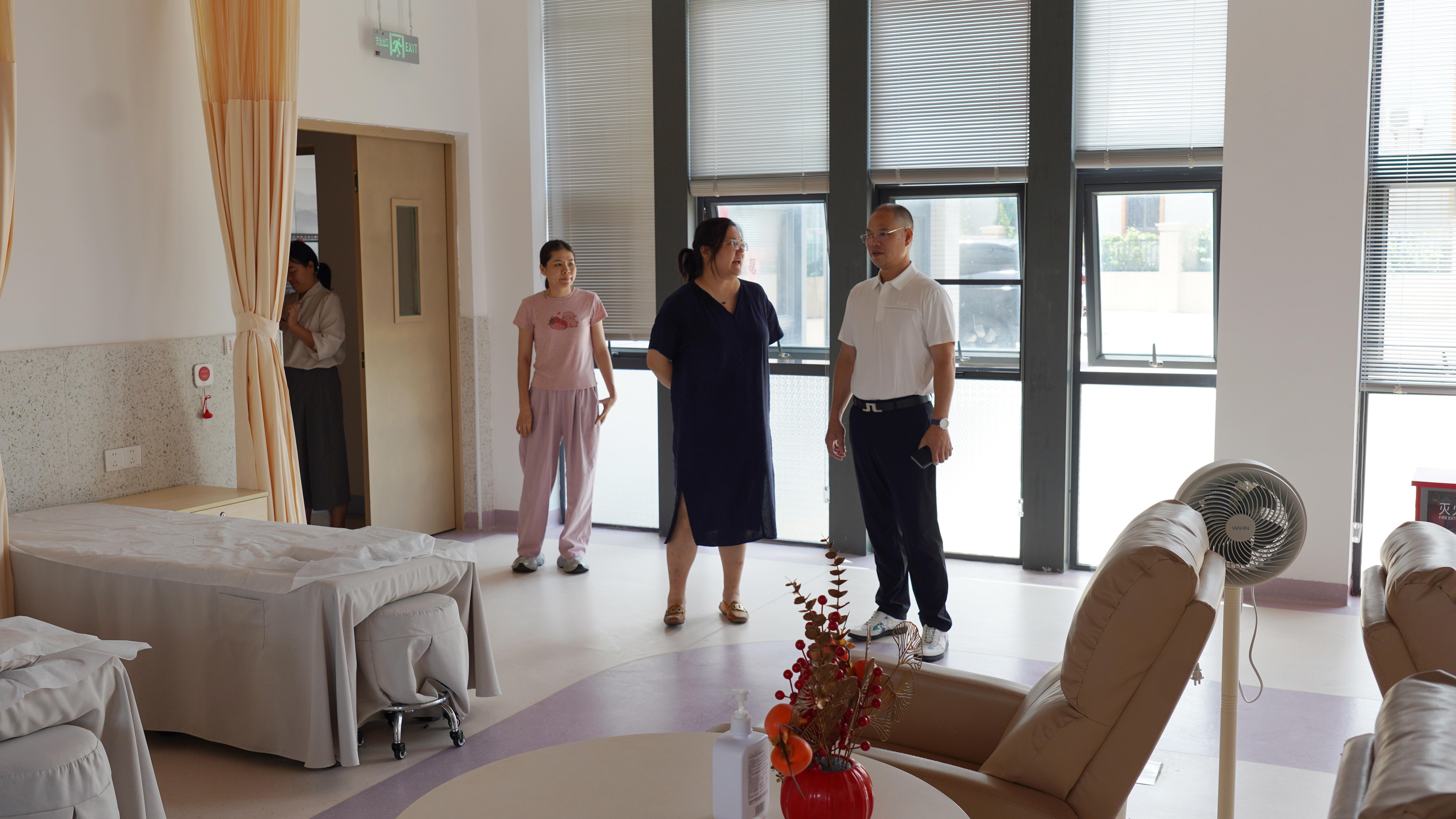 汪老师与福利中心负责人参观院区设施