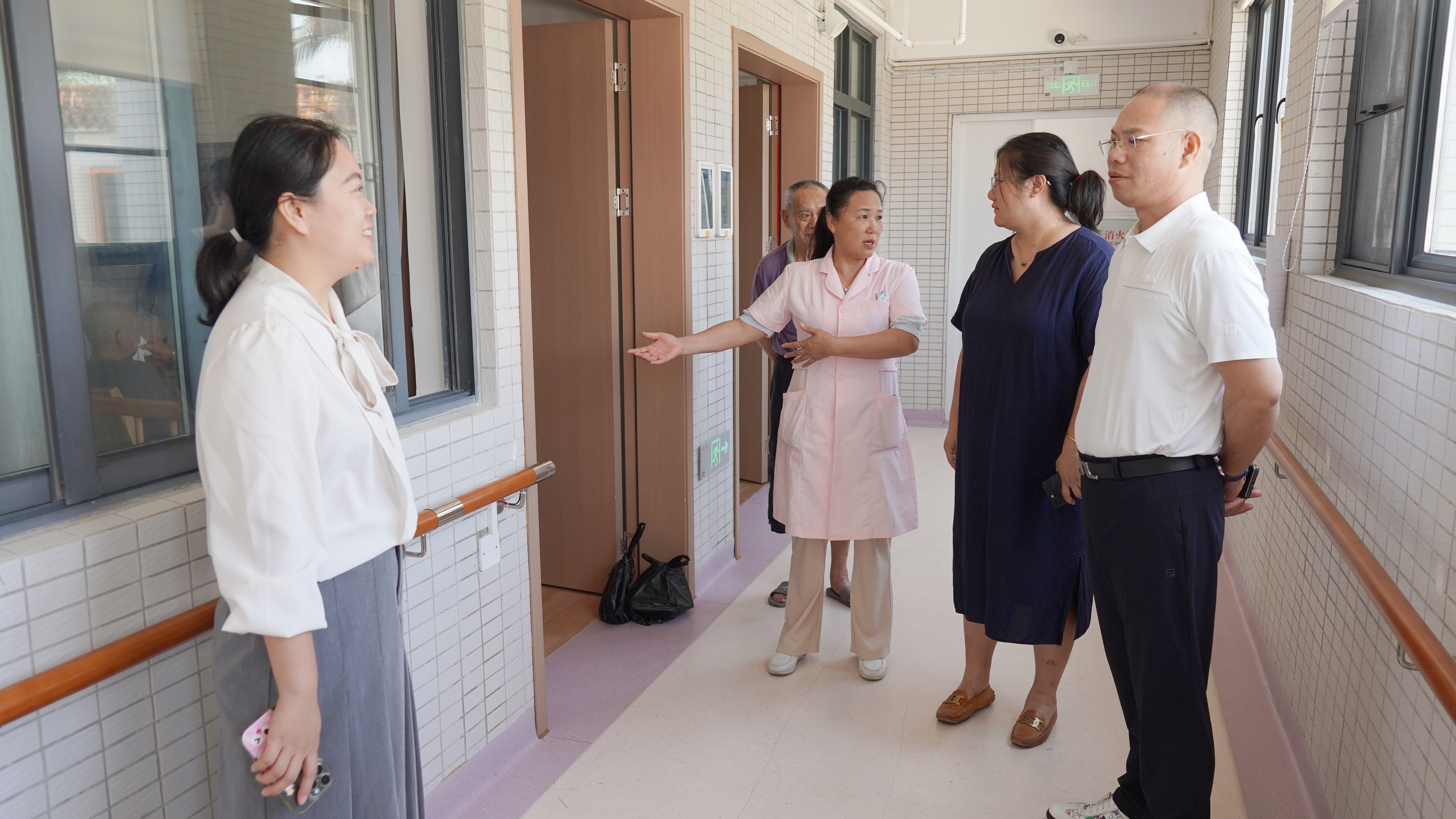 汪老师与福利中心负责人探访老人