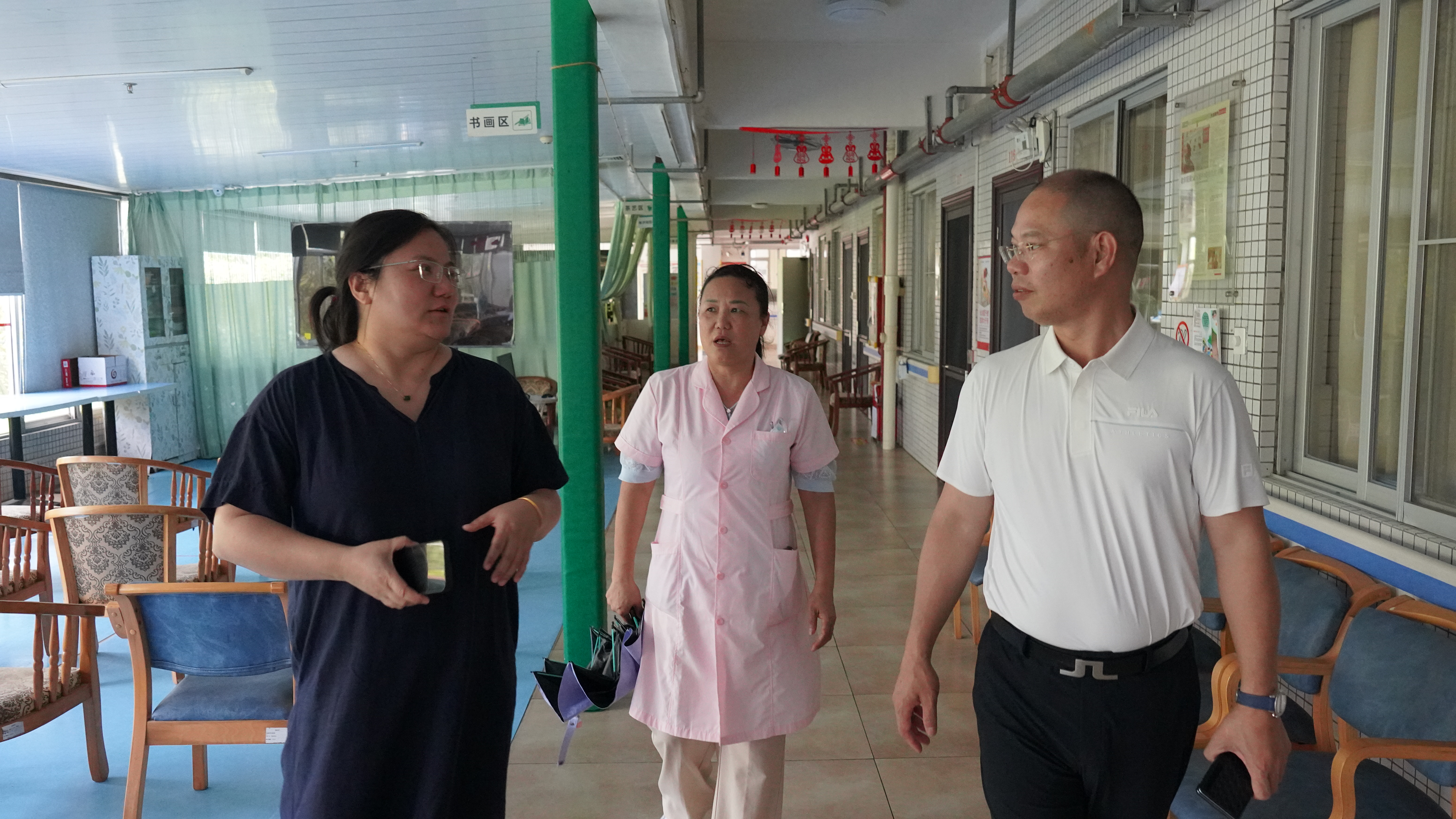 汪老师与福利中心负责人参观院区环境